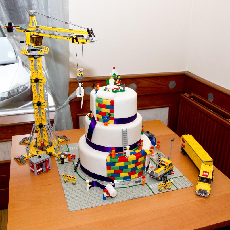 CandJwed-419.jpg - The Lego cake - wow!