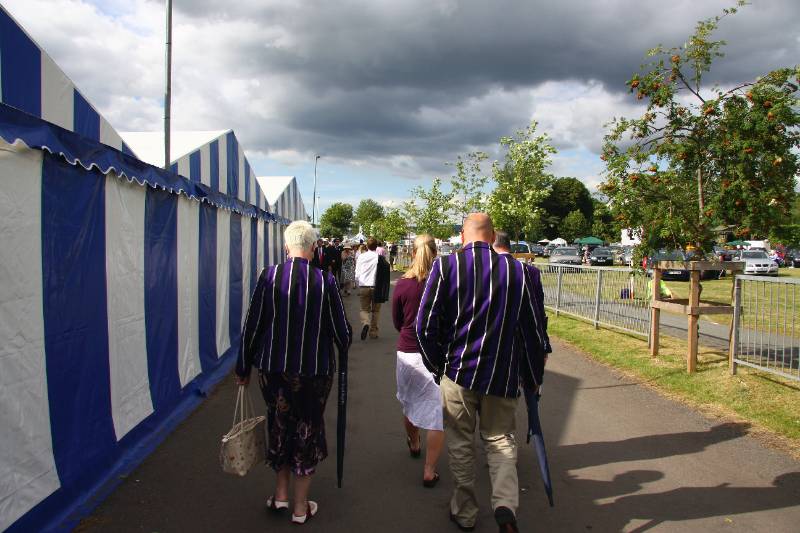 Hen08-039.jpg - Stripey blazers and stripey tents