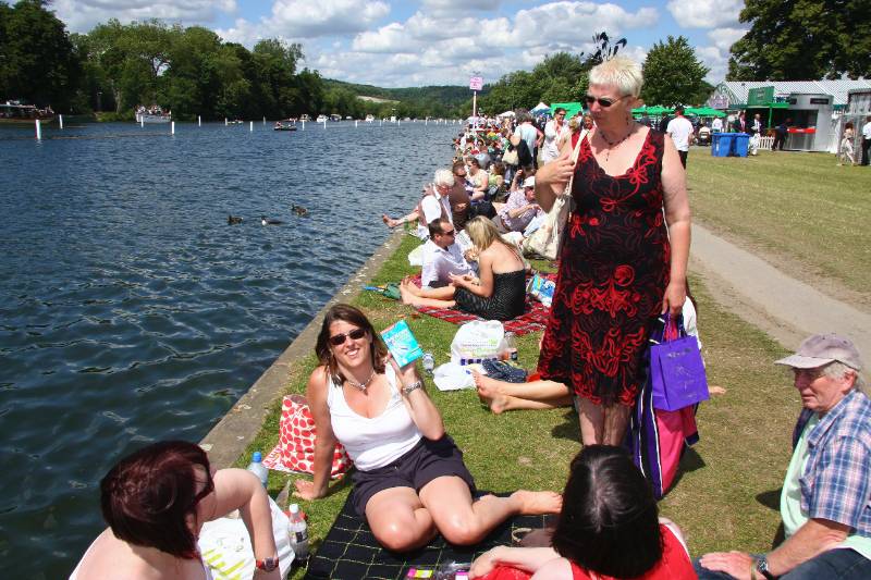 Hen08-121.jpg - the Picnic girls