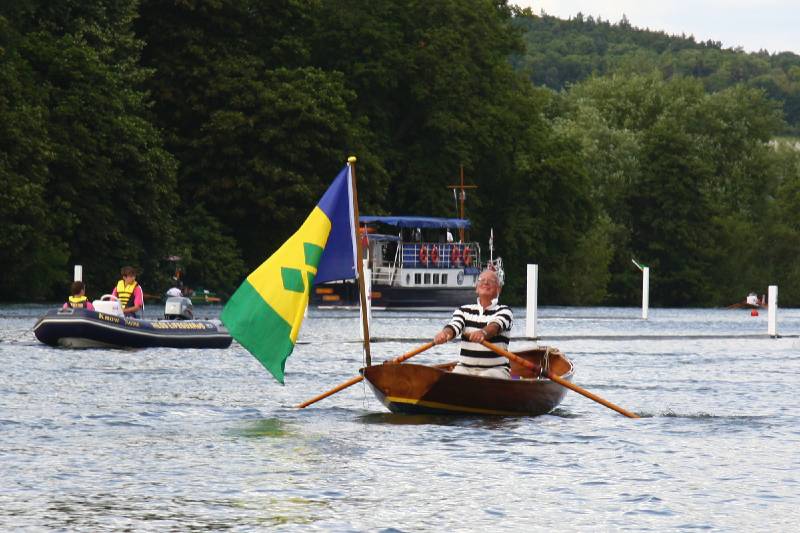 Hen08-160.jpg - The flag looks bigger than the boat