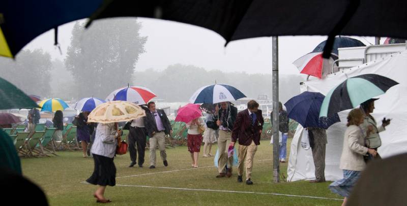 Hen08-268.jpg - Sunday downpour